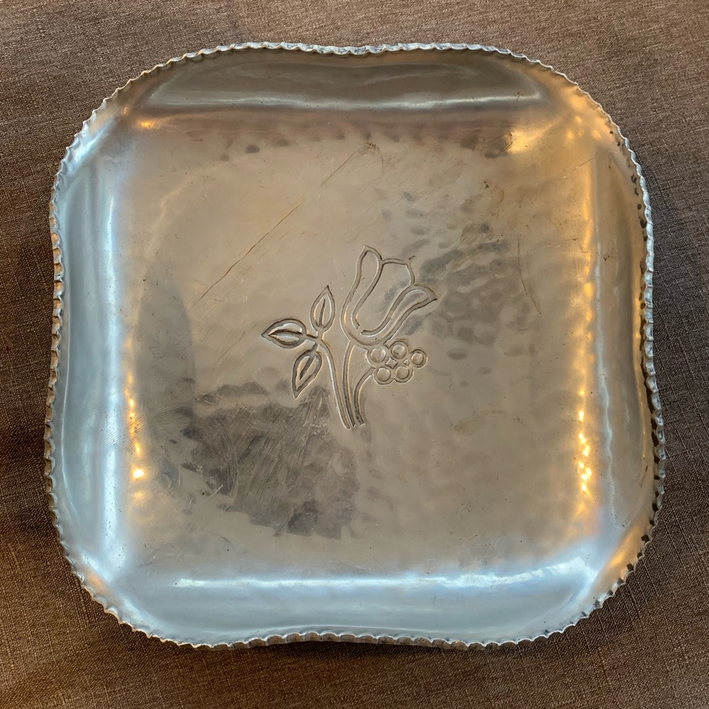 BW Buenilum Hammered Aluminum Dish Plate Bowl Tulip Flower